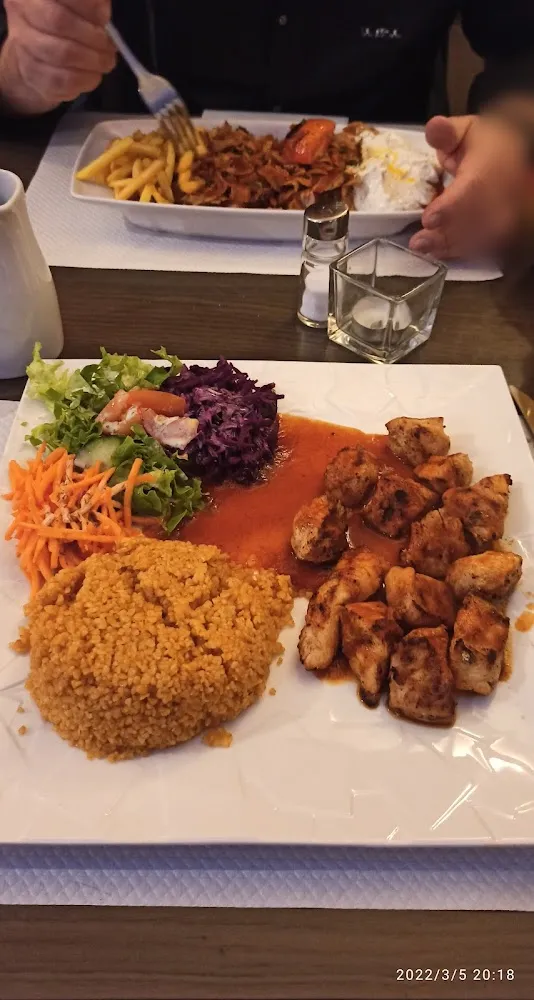 Brochettes de Poulet Avec Blé Et Salade Verte